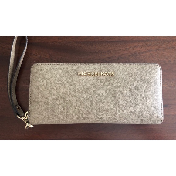 Michael Kors Handbags - Michael Kors Jet Set Travel Leather Wristlet